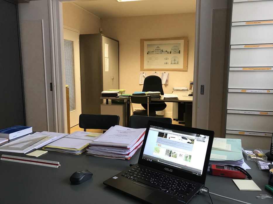 Bureau du Cabinet ABELLO à Mantes-la-Jolie : dossiers, plans et poste de travail