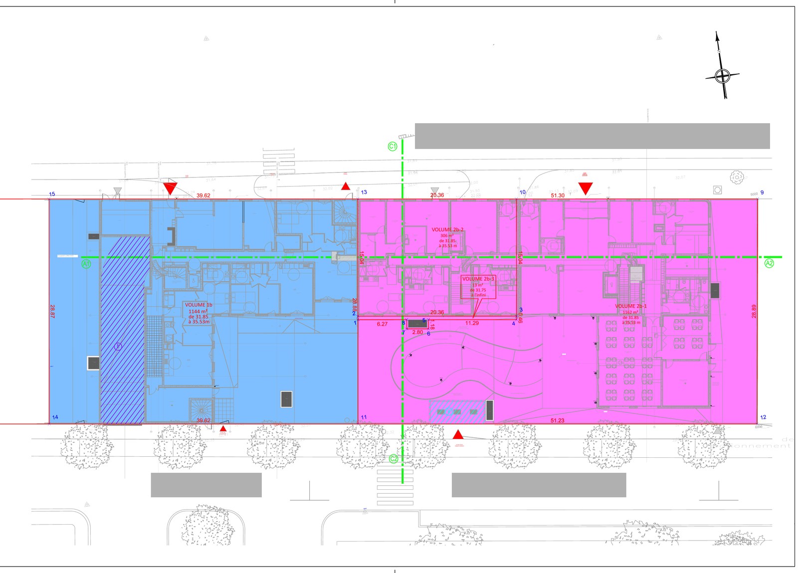 Plan du rez-de-chaussée d'une division en volumes : emprises des volumes en bleu et en rose, superficies et cotes NGF de plancher et de plafond portées dans chaque volume