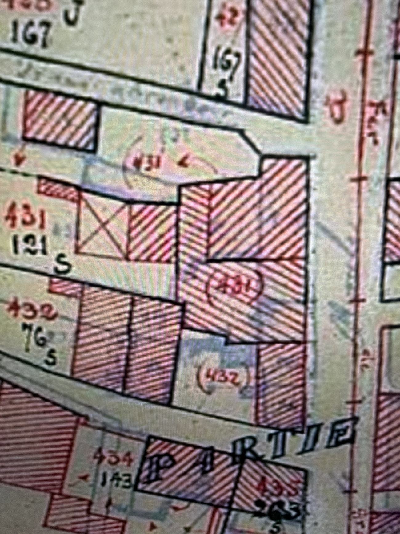 Minute de rénovation cadastrale : anciens numéros de parcelles en noir, nouveaux numéros portés en rouge par-dessus